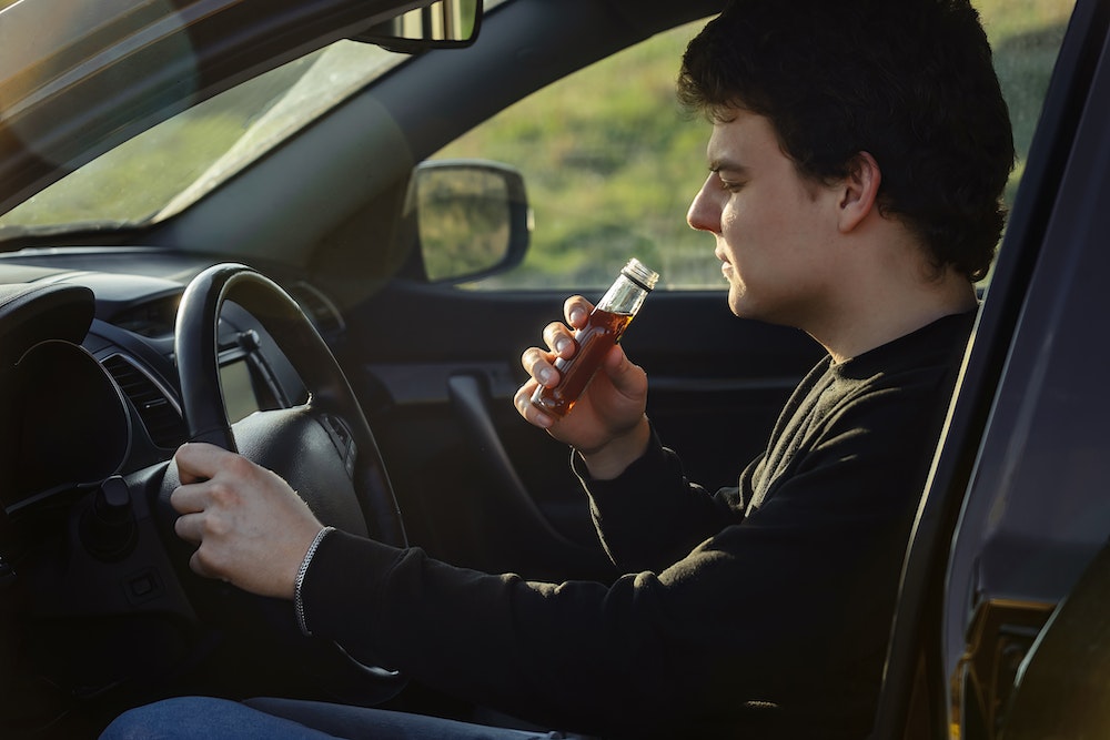 Alcool au volant : conséquences pénales en cas de conduite en état d'ivresse avec permis annulé et interdiction de conduire à vie