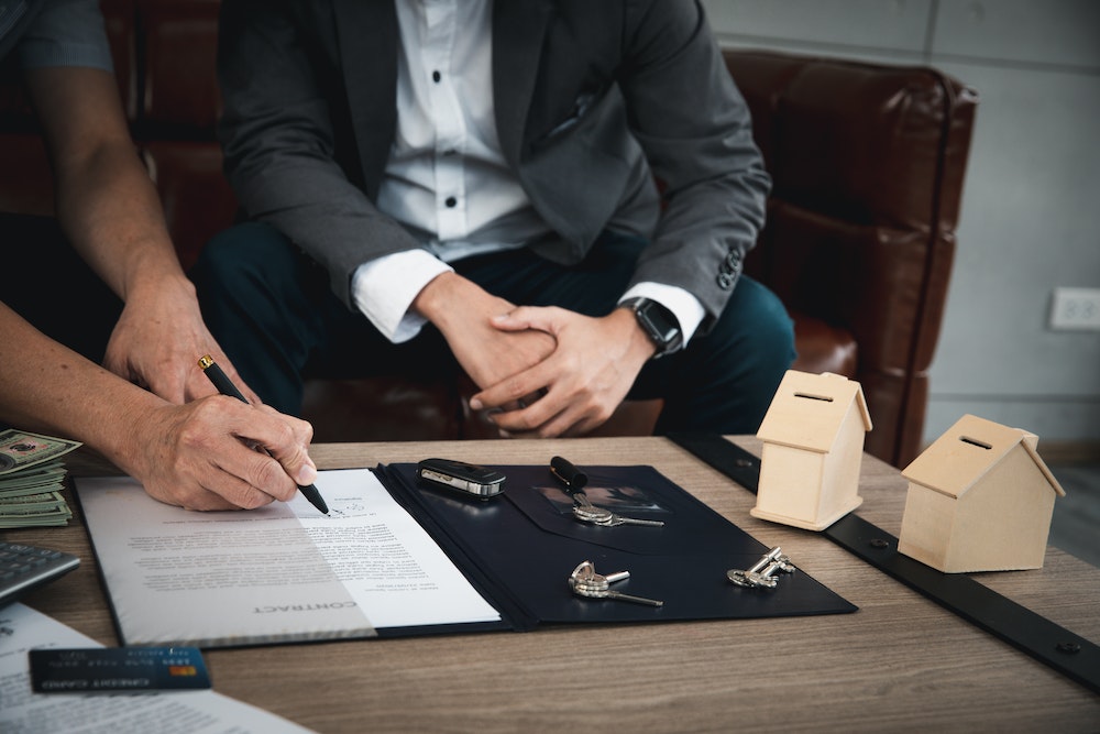 Naviguer dans les Méandres du Contrat d'Achat Immobilier : Guide Complet pour l'Acquéreur Averti
