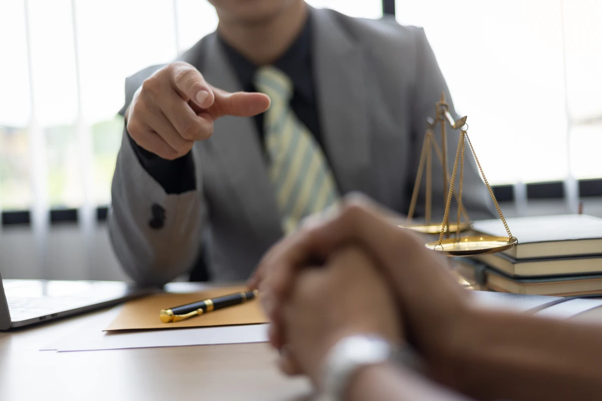 Comment porter plainte contre une curatelle ou une tutelle : guide juridique